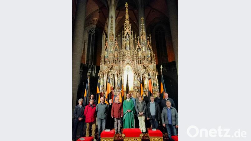 Die Bannerabordnungen stellten sich am Kolping-Gebetstag vor dem Hochalter der Basilika St. Martin auf. Die Messe zelebrierte Präses Stadtpfarrer Thomas Helm (Mitte) im Beisein der Bezirksvorsitzenden Ursula Christau (links daneben) und der Vorstandsmitglieder des Amberger Kolping-Bezirks. Bild: Michael Koller/exb