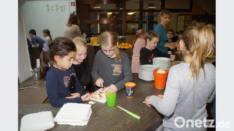 Die nahrhafte Seite des Herbstfestes: Ihren Obstsalat bereiteten die Schüler als Pausenmahlzeit selbst zu. Bild: mmj