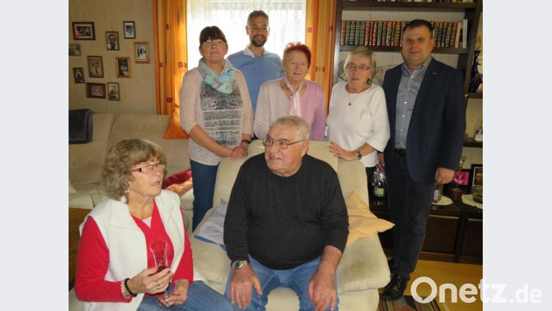 Mit seiner Frau Erna begrüßt Horst Schellkopf (beide sitzend) die Gratulanten. Bürgermeister Karlheinz Budnik (rechts) und CSU-Vorsitzender Alexander Herzner (stehend, Zweiter von links) reihten sich in den Reigen ein. Bild: adj