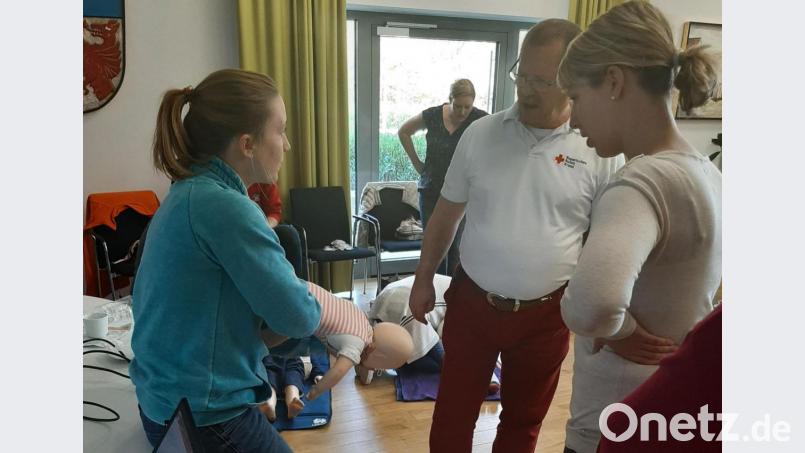 Praktische Übungen zu Erste-Hilfe-Maßnahmen bei Kindern vertiefen das Gelernte. Bild: exb