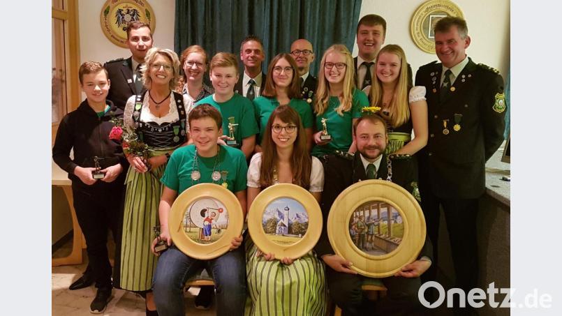 Die Schützengesellschaft D’Fensterbachtaler Pursruck kürt ihre neuen Würdenträger (sitzend, von links): Jugendkönig Martin Fischer, Schützenliesl Michaela Schäffer und Schützenkönig Günther Rumpler; stehend (von links): Paul Rumpler, Markus Schäffer, Petra Donhauser, Magdalena Biehler, Andreas Heinrich, Herbert Heldmann, Johanna Fruth, Willi Donhauser, Simone Heldmann, Markus Schadl, Franziska Fruth und Schützenmeister Franz Fruth. Bild: exb