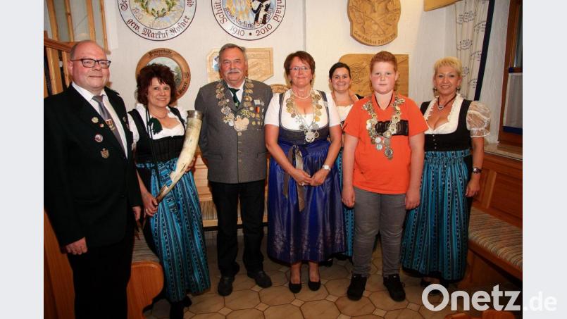 Den neuen Schützenkönigen und der Schützenliesl gratulierten Zweiter Gauschützenmeister Martin Dietz (links) und Zweite Schützenmeisterin Erika Ringel (rechts). Bild: wro