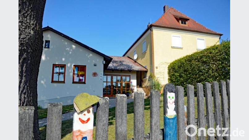 Das Gebäude des St.-Michael-Kindergartens in Ehenfeld dürfen die Kinder und Mitarbeiterinnen seit Juli nicht mehr betreten. Seit September sind sie übergangsweise in der Mittelschule in Hirschau untergebracht. Bild: spw
