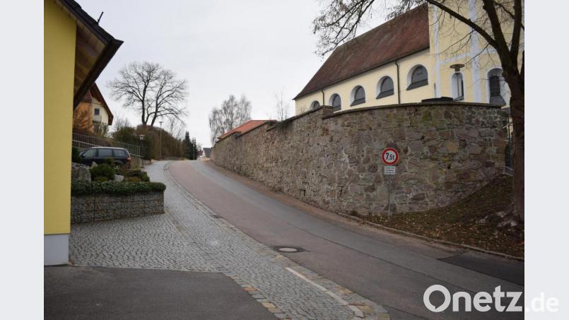 Im ersten Schritt wird der Kanal in der Pfarrer Willkofer Straße erneuert. Dieser Kanalbau soll bereits eine Entlastung der Kanalisation bei Starkregen bringen. Bild: bnr