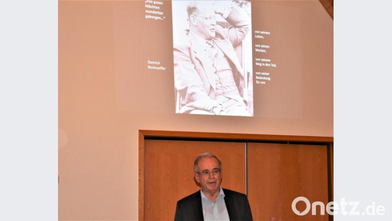 Siegfried Kratzer spricht beim ökumenischen Vortrag über Dietrich Bonhoeffer. Bild: rgr