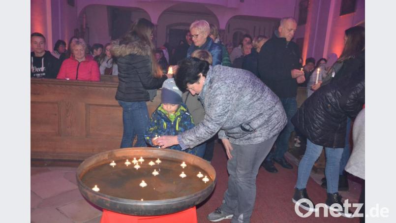 Alle Besucher erhielten am Eingang eine Kerze. Diese wurde von ihnen nach vorne getragen, entzündet und in eine Wasserschale gelegt. Dies sollte Sinnbild sein, dass uns Gott trägt. Bild: gi
