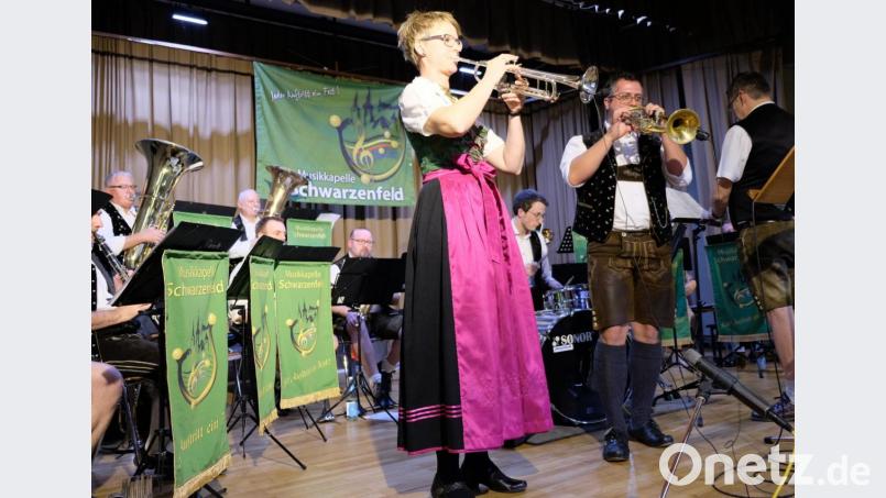 Die Trompete wurde von den Solisten Susanne Jankowiak und Jürgen Probst wahrlich mit Herz gespielt. Die Polka heißt denn auch &quot;Trompetenherz&quot;. Bild: mab
