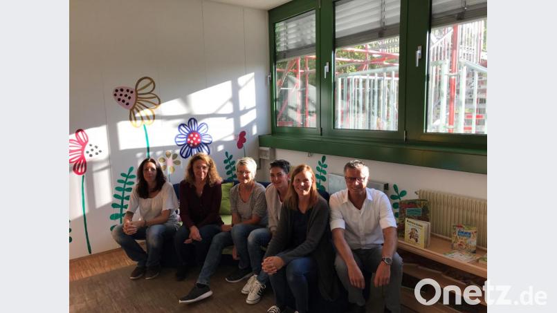 Bürgermeister Hermann Falk (rechts) begrüßt das pädagogische Personal des St.-Michael-Kindergartens aus Ehenfeld im vorübergehenden Zuhause in Hirschau: (von links) Nicole Kredler, Angelika Rumpler, Carola Dagner, Vera Day und Kerstin Knauer. Bild: fg