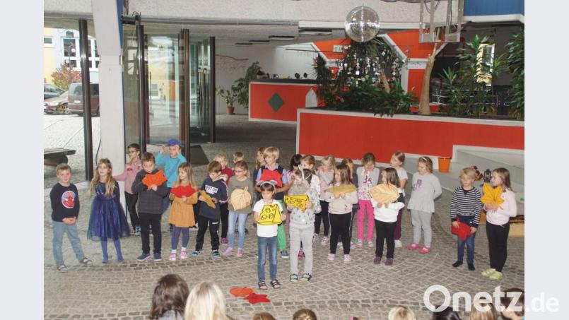 Die einzelnen Schulklassen überraschten die Besucher mit Liedern, Geschichten und Gedichten. Bild: mmj