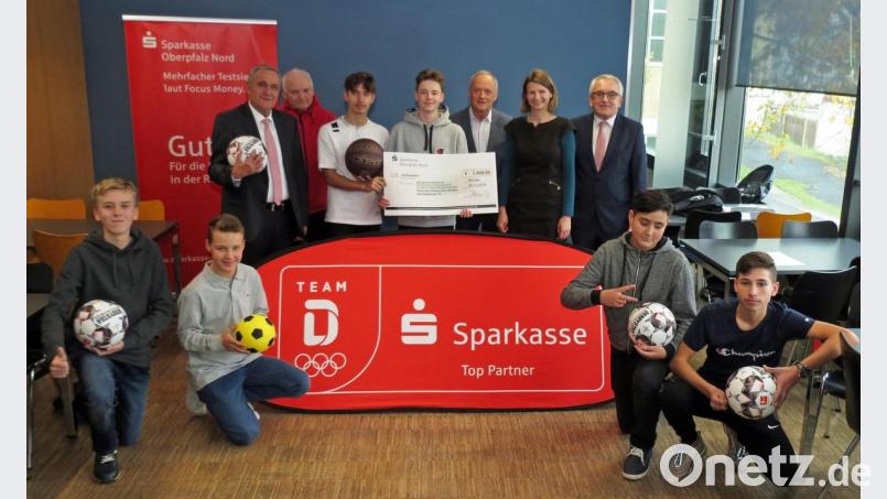 Der Integrationsgedanke über den Sport brachte 1000 Euro Preisgeld aus dem Sportabzeichenwettbewerb der Sparkassen und es freuten sich die erfolgreichen Schüler der Pestalozzi-Schule über Bälle und Sportmaterial. Die Ehrengäste mit OB Kurt Seggewiß (hinten links) und Vorstandsvorsitzender Ludwig Zitzmann (hinten rechts) von der lobten die gelebte Integration. Bild: Dobmeier Bild: Dobmeier