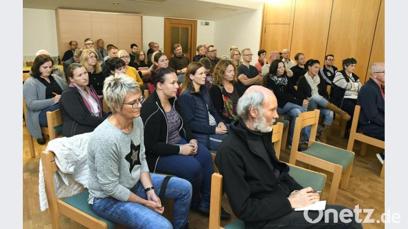 Großer Andrang im Josefshaus in Hirschau: Nicht nur die Erzieherinnen des mit Schimmel befallenen Ehenfelder Kindergartens wollten wissen, wie es mit der St.-Michael-Einrichtung weitergeht. Der Großteil im Plenum war besorgte Eltern. Bild: Petra Hartl