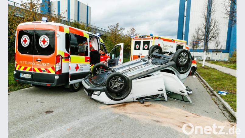 Vier junge Leute saßen in dem Kleinwagen, als sich dieser auf dem ehemaligen Bayernwerksgelände überschlug. Bild: Hösamer