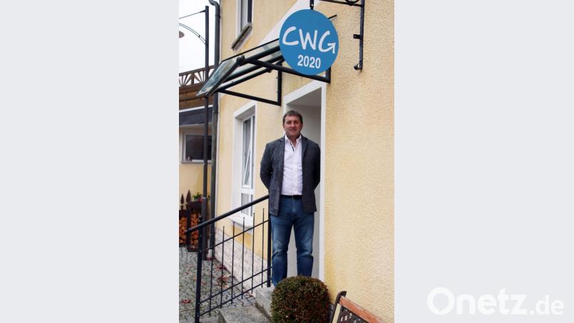 Hier wird er in den nächsten Monaten oft zu finden sein: Bürgermeisterkandidat und Vorsitzender Ewald Plößner am Eingang zu den neuen CWG-Räumen. Bild: jma