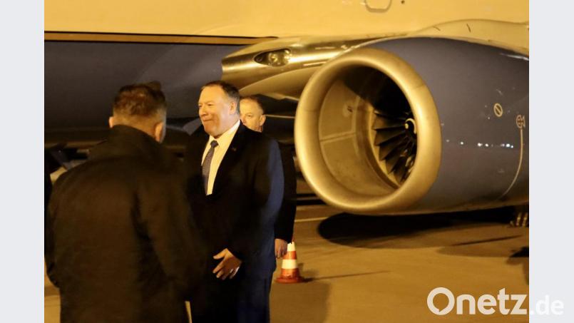Mittwoch, gegen 20.15 Uhr: Mike Pompeo wird auf dem Nürnberger Flughafen begrüßt. Bild: Airport Nürnberg