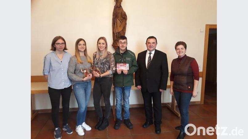 Für den Dienst am Altar wurden Lisa Hutzler, Lea Götz, Laura Stier und Peter Stier,durch Pfarrer Konrad Amschl und Pastoralreferentin Maria Wagner ausgezeichnet (von links). Bild: exb