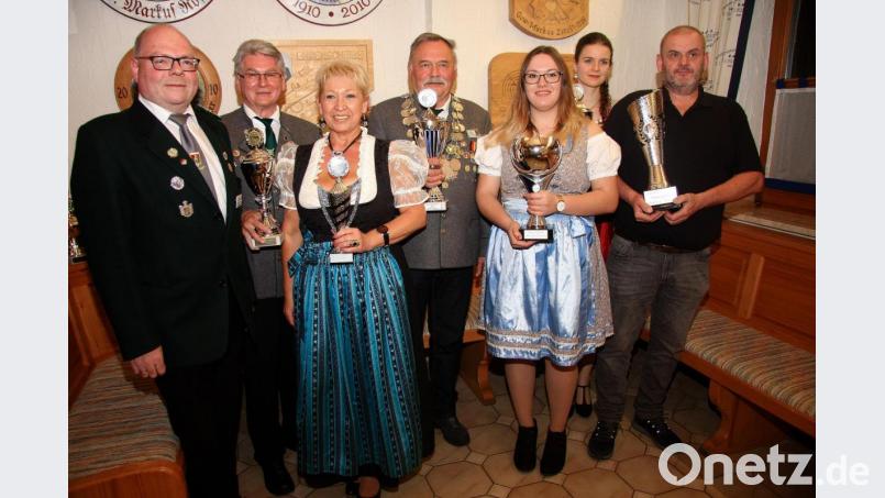 Vergeben wurden am Proklamationsabend auch die gestifteten Pokale. Zweiter Gauschützenmeister Martin Dietz (links) beglückwünschte zum Erfolg. Bild: wro