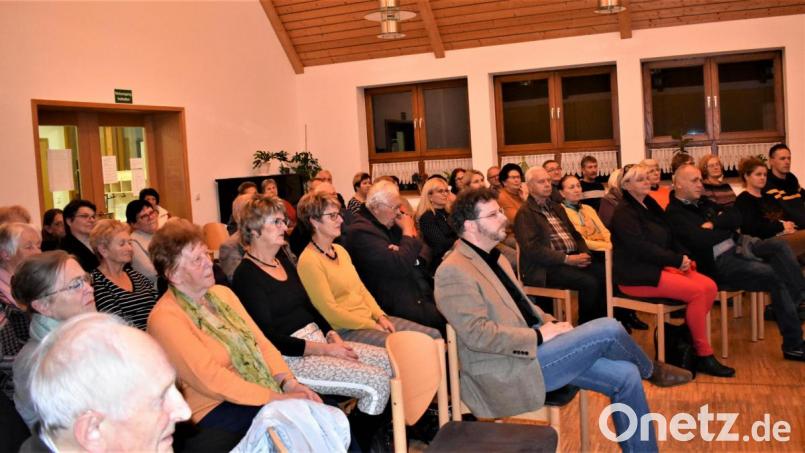 Das Interesse an Dietrich Bonhoeffers Leben ist groß, dementsprechend gut gefüllt ist das Evangelische Gemeindehaus bei Siegfried Kratzers Vortrag über den lutherischen Theologen. Bild: rgr