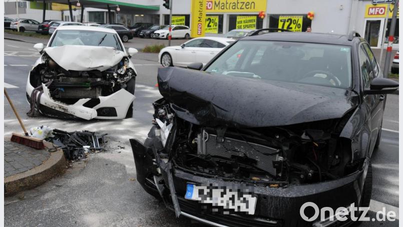 Erheblicher Blechschaden enstand bei dem Unfall am Mittwochmorgen in Amberg. Bild: gf