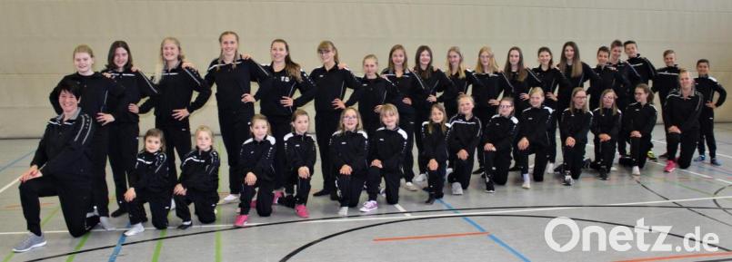 Seit Ende April trainieren die 29 Mädchen und drei Jungen unter der Regie von Regina Merkl (kniend, links), Michaela Meier (kniend, rechts) und Annika Scheffler (stehend, Achte von links) für ihre Auftritte beim Faschingsauftakt, der heuer bereits am Sonntag, 10. November, um 11.11 Uhr im Rathaus-Sitzungssaal über die Bühne geht. Die Trainerinnen sind sich sicher: Gardemarsch und Showtänze sitzen perfekt. Bild: u