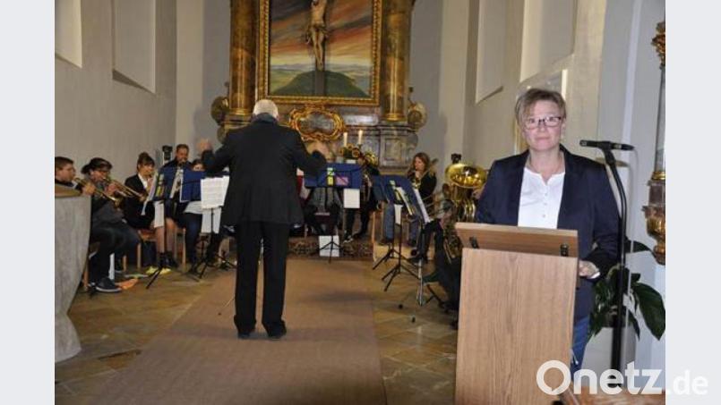 Gestalten zum Reformationsfest einen besinnlichen Abend: der Posaunenchor unter Leitung von Heiner Müller und Ulrike Amann (rechts). Bild: bk