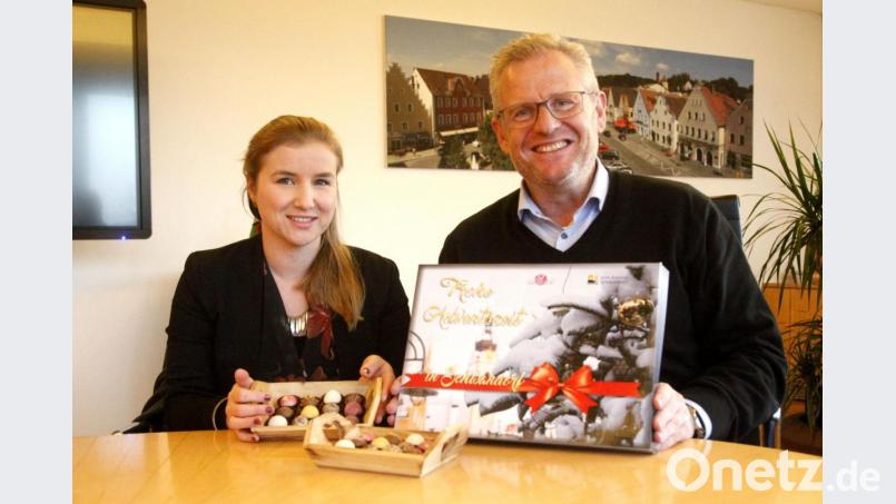 Konditormeisterin Sonja Pirzer bietet auch heuer wieder einen mit Pralinen gefüllten Adventskalender an. Oberbürgermeister Andreas Feller durfte vorab probieren. Bild: Hirsch