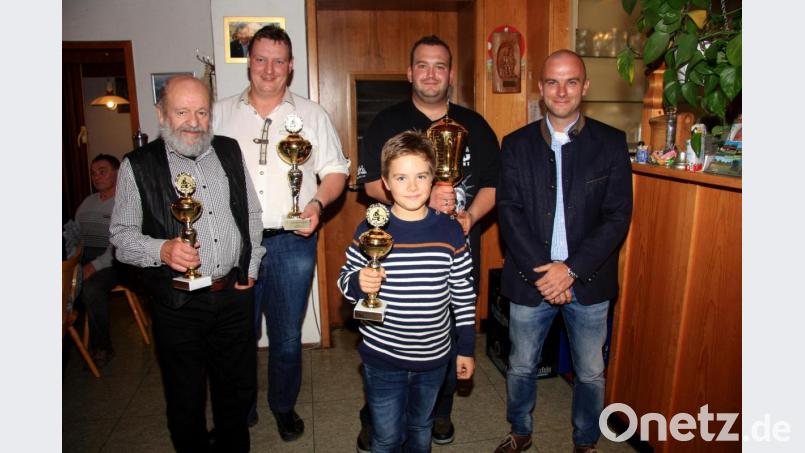 Den Höhepunkt des Fischessens bildet die Verleihung der Jahrespokale. Sieger 2019 wurden (von links) Günther Brosch, Mattias Zwerenz, Hannes Hechtl (Jugend) und Manuel Schuhmann. Vorsitzender Daniel Hechtl (rechts) gratulierte. Bild: wro