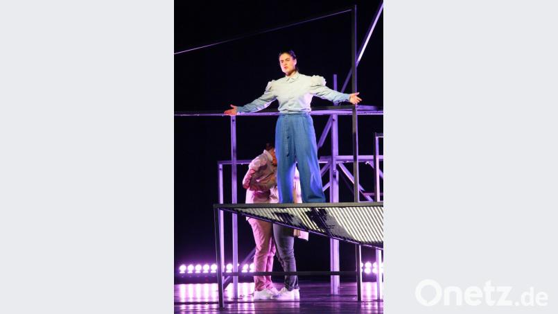 Das Landestheater Schwaben gastierte mit einer unkonventionellen Inszenierung von Schillers &quot;Die Räuber&quot; in der Max-Reger-Halle. Bild: stg