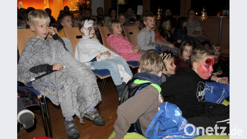 Am Halloween-Abend kommen viele Kinder verkleidet und dürfen auch einen Blick hinter die Bühne werfen. Bild: Schönberger, Ferdinand [fsb]