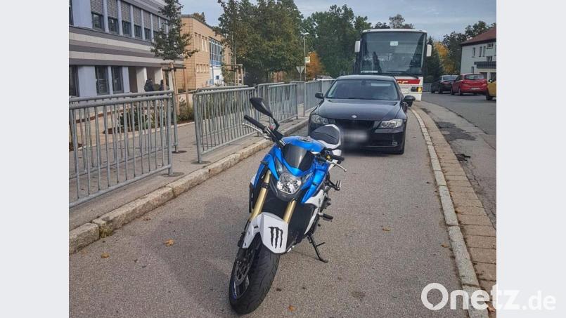 Kurz vor Schulschluss an der Bushaltestelle der Naabtal-Realschule: Dort, wo das Motorrad und der BMW stehen, sollte der Platz für die Schulbusse freigehalten werden. Bild: exb/Birgit Luschmann