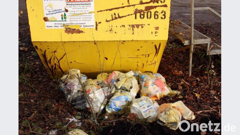 Der Gelbe Sack gehört nicht neben Grüncontainer. Bild: R. Kreuzer