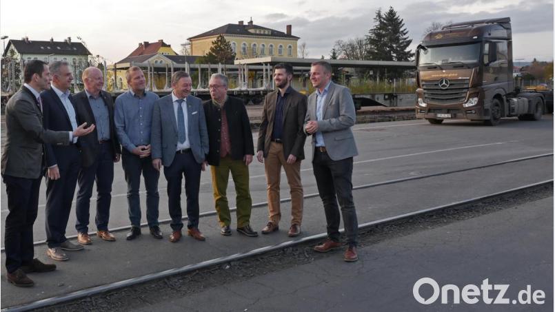 Lärmschutz im Bereich des Bahnhofs Wiesau ist ein heiß diskutiertes Thema. Auf dem Gelände des Ziegler Terminals machten sich darüber unter anderen Albert Rupprecht, Roland Grillmeier, Horst Leißner und Matthias Trykowski von der DB Netze, Wilhelm Ziegler, Toni Dutz, Andreas Sandner und Michael Wachsmann (von links) Gedanken. Bild: tr