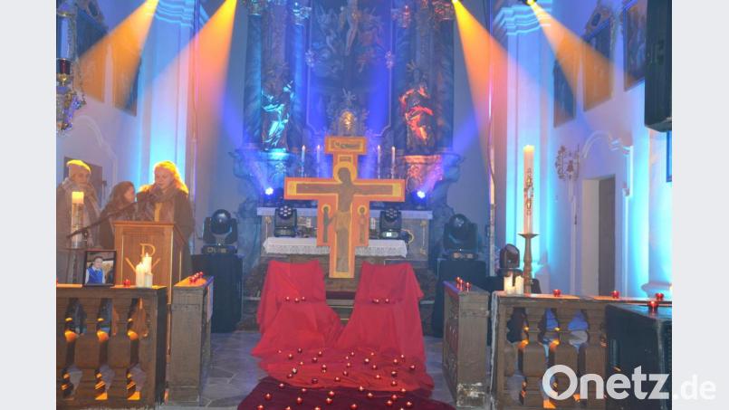 Drei Ministranten trugen die Fürbitten bei der Nacht der Lichter vor. Bild: gi
