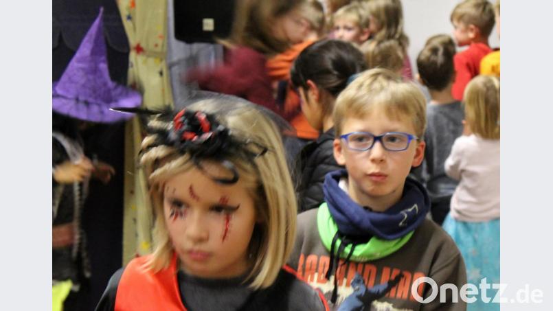 Am Halloween-Abend kommen viele Kinder verkleidet und dürfen auch einen Blick hinter die Bühne werfen. Bild: Schönberger, Ferdinand [fsb]