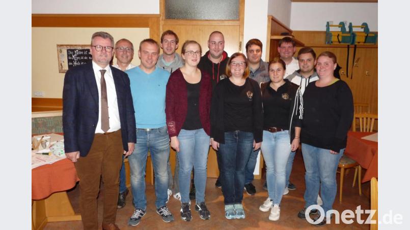 Die neue Führungsriege der Rosenberger Kirwagemeinschaft mit 1. 
Die Führungsriege der Rosenberger Kirwaleit mit Bürgermeister und Ex-Kirwabou Michael Göth (links) und dem neuen Vorsitzenden Benny Neidel (hinten, Mitte). Bild: rlö