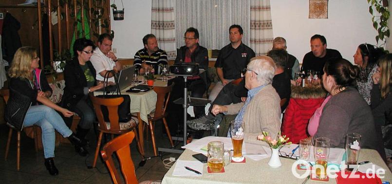 Sybille KIeßling, Vorsitzende des Fördervereins Fichtelgebirge (Zweite von links), leitete die Sitzung zur Planung der Sommerlounge 2020. Bei Wolfgang Doleschal (Fünfter von links) laufen weiterhin alle Fäden zusammen. Bild: ld