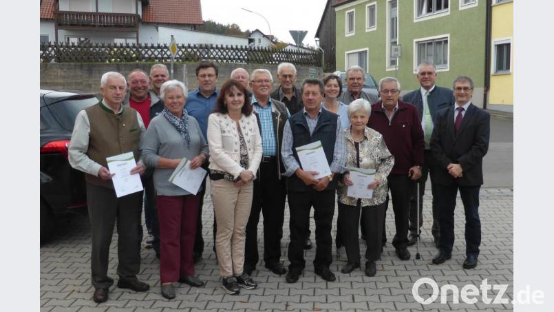 Treue Mitglieder wurden mit Urkunden ausgezeichnet. Unser Bild zeigt die Geehrten mit den Ehrengästen und Vorsitzenden Franz Heininger. Bild: exb