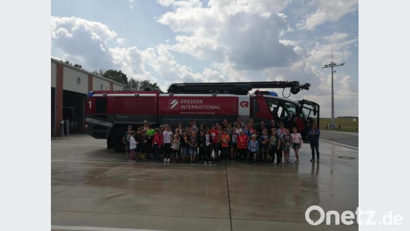 Für das Waldershofer Ferienprogramm organisierte die Freiwillige Feuerwehr Hohenhard eine Ausflugsfahrt nach Dresden. Dort stand unter anderem die Besichtigung der Flughafen-Feuerwehr auf dem Programm. Diese Veranstaltung lockte 33 Kinder und Jugendliche. Bild: fpoz