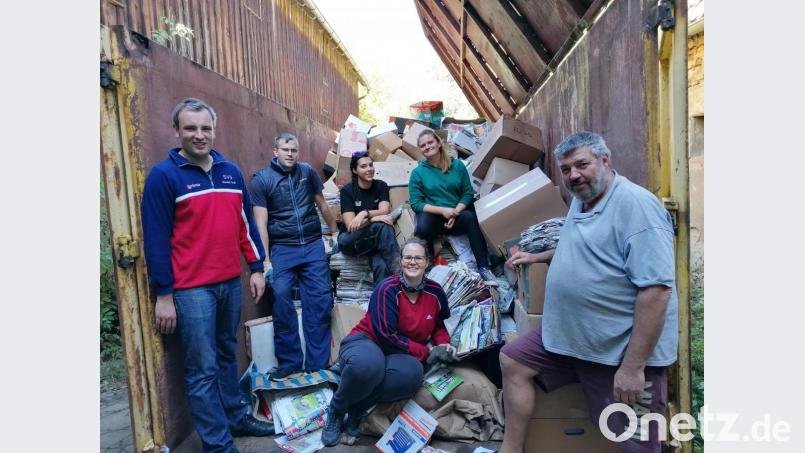 Erst einsammeln, später abladen: Jede Menge zu tun haben die Helfer der Katholischen Landjugend bei ihrer Altpapiersammlung. Unser Bild zeigt eine Gruppe beim Befüllen des Containers an der Sammelstelle Burggrub. Bild: lep