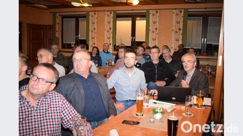 Rainer Rubenbauer (rechts) vom Ingenieurbüro UTA Amberg untersuchte die Kanalisation in Schmidgaden und stellte das Ergebnis der Bevölkerung vor. Für den Gemeinderat wird das weitere Vorgehen eine große Herausforderung. Bild: bnr