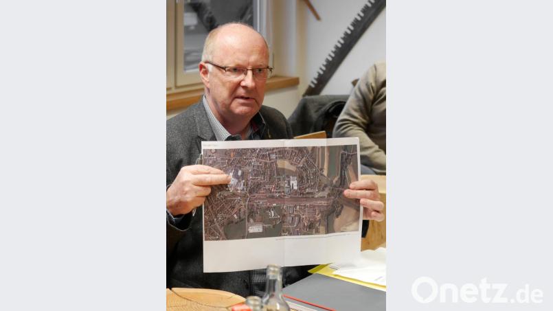 Horst Leißner mit dem Plan des Wiesauer Bahnhof-Areals. Bild: tr