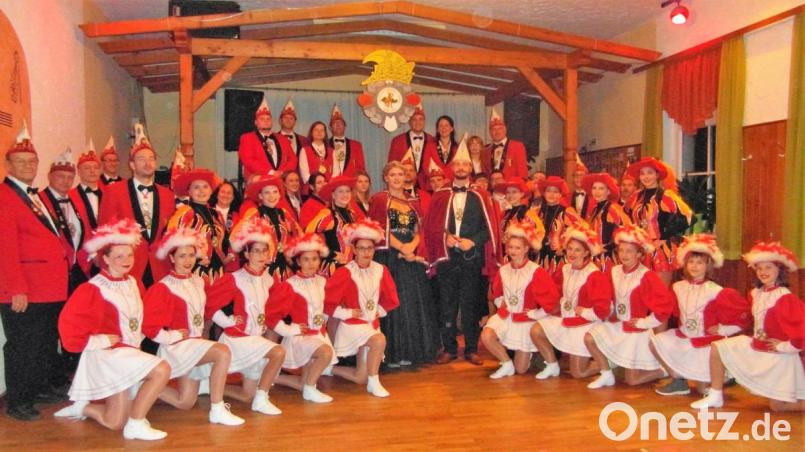 Mit dem noch amtierenden Prinzenpaar Laura I. und Florian II. (Mitte) eröffnen die Aktiven des Waldecker Carnevalverein am Samstag die Session 2019/20. Bild: hl
