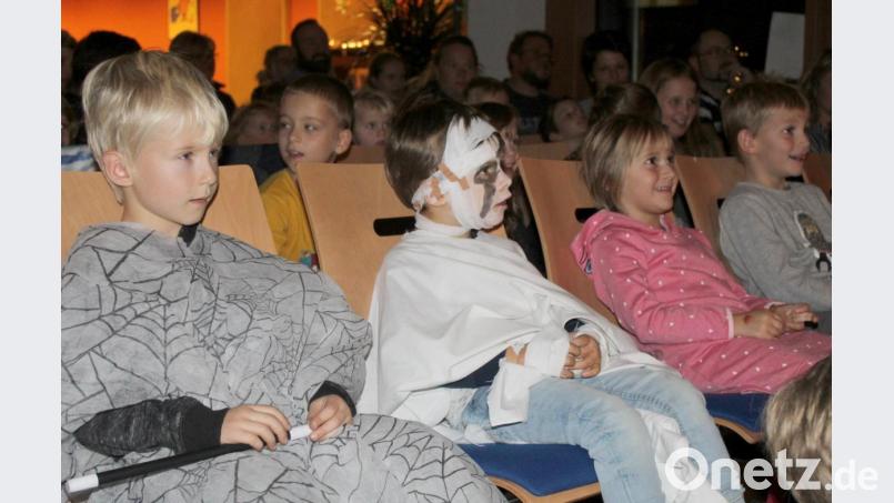 Am Halloween-Abend kommen viele Kinder verkleidet und dürfen auch einen Blick hinter die Bühne werfen. Bild: Schönberger, Ferdinand [fsb]