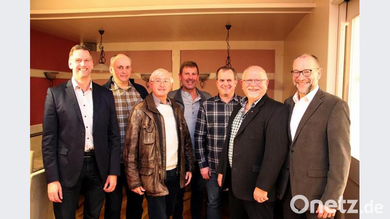 Die Kandidaten für den Kreistag der Freien Wähler. v.l.n.r. Thomas Riedl, Hubert Schmidt, Kreisrat Karl Meier, Richard Plößner, Holger Götz (Speinshart), Hans Bscherer und Karl Lorenz. Es fehlt Elisabeth Gottsche. Bild: jma