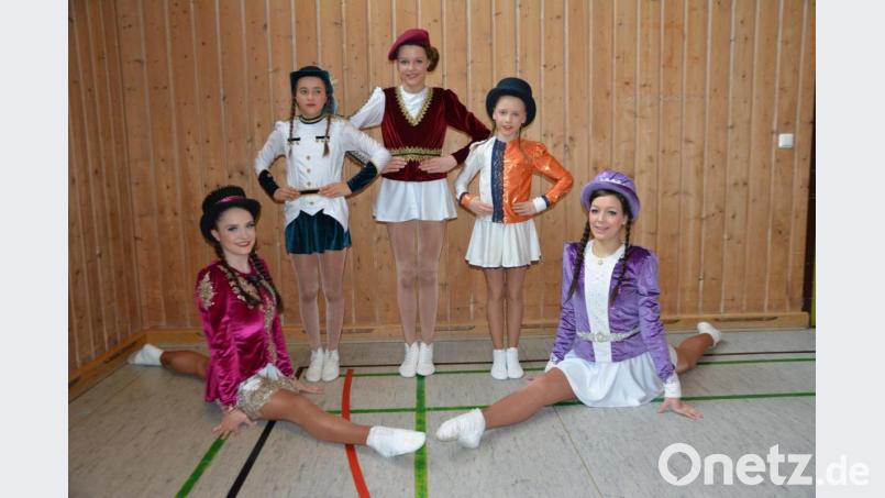 Eine Superlative der Garde sind die fünf Tanzmariechen, die mit Eleganz und Sportlichkeit ihr Können zeigen. Bild: weu