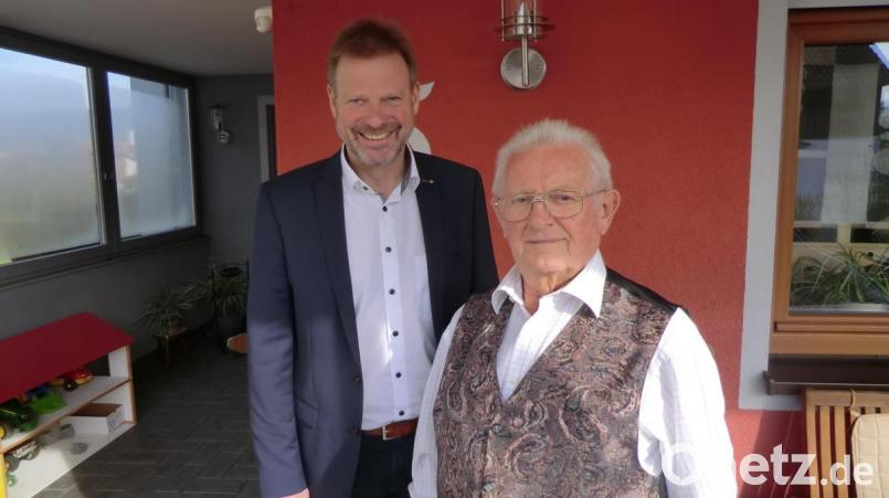 Dem Jubilar Rudolf Ries (rechts) aus Etsdorf gratuliert Bürgermeister Alwin Märkl zum 80. Geburtstag. Bild: gef