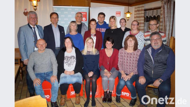 Einstimmig nominiert die Schirmitzer SPD ihre 21 Kandidaten für die Kommunalwahl 2020. Die Liste für den Gemeinderat wird von Bürgermeisterkandidatin Nicole Bäumler (vorne, Dritte von links) angeführt. Beim Fototermin waren fünf Bewerber verhindert. Links stehend der Ehrengast und Referent Günter Stich. Bild: du