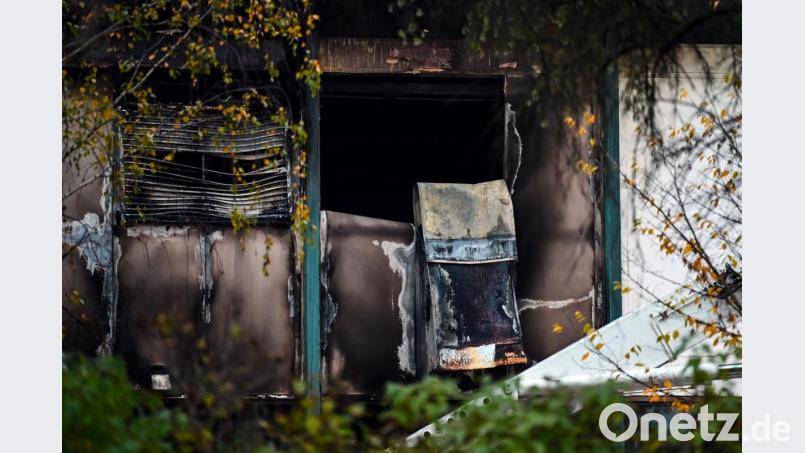 Verbrannte Teile einer Fassade sind auf dem Gelände des Bosch-Werks zu sehen. Bild: Nicolas Armer/dpa