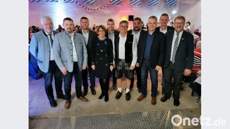 Die Bürgermeister aus der Region gratulierten ihren Amtskollegen Reiner Gäbl zum 60. Geburtstag. Einige hatten die Gratulationen bereits während des Tages überbracht. Bild: gz