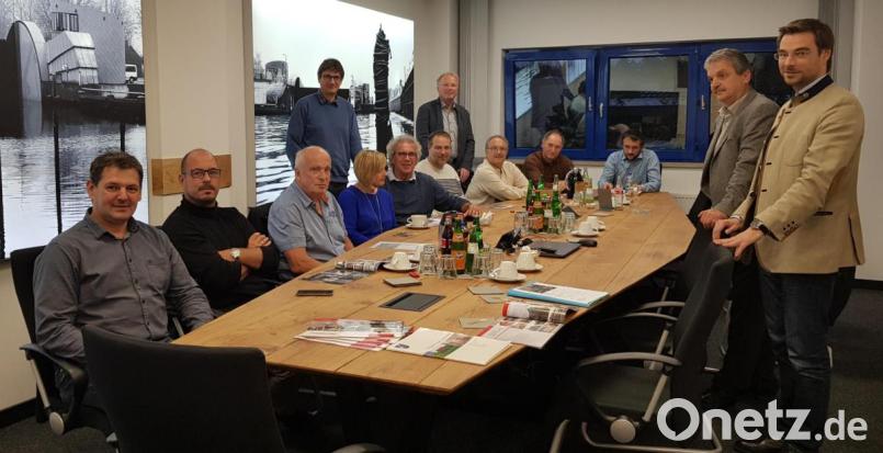 In der Weidener Firmenzentrale des Unternehmens Hermann aus Erpetshof läuft die Datenverbindung. Anders am Firmensitz in Erpetshof. Bürgermeister Andreas Wutzlhofer (Zweiter von rechts) holte sich nun Unterstützung aus dem Bayerischen Landtag mit Abgeordnetem Stephan Oetzinger (rechts). Bild: dob