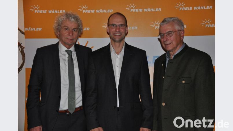 Landrat Wolfgang Lippert (links) und sein Vorgänger Karl Haberkorn (rechts) gratulieren Landratskandidaten Ely Eibisch. Bild: ak